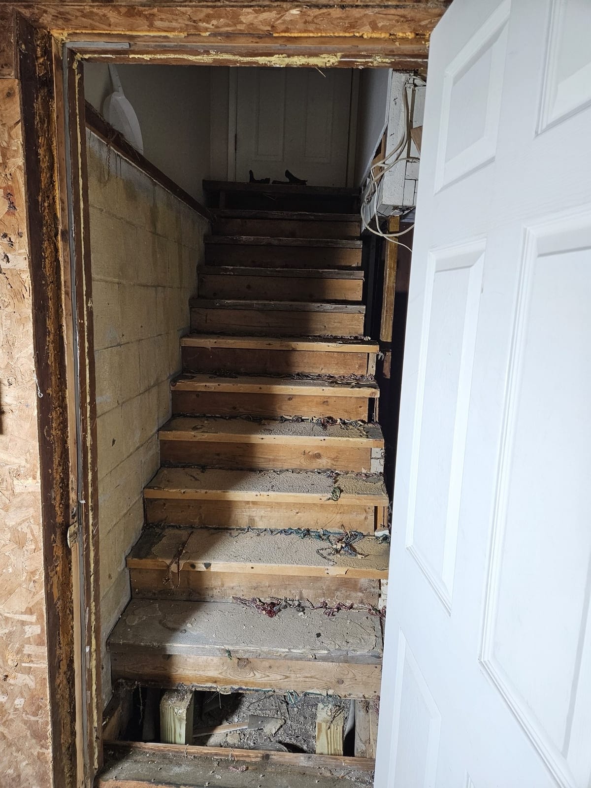 Worn staircase before refinishing